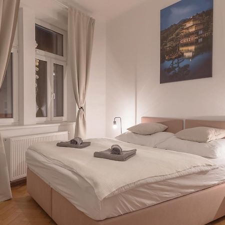 Skolska Junior Apartment Прага Екстериор снимка