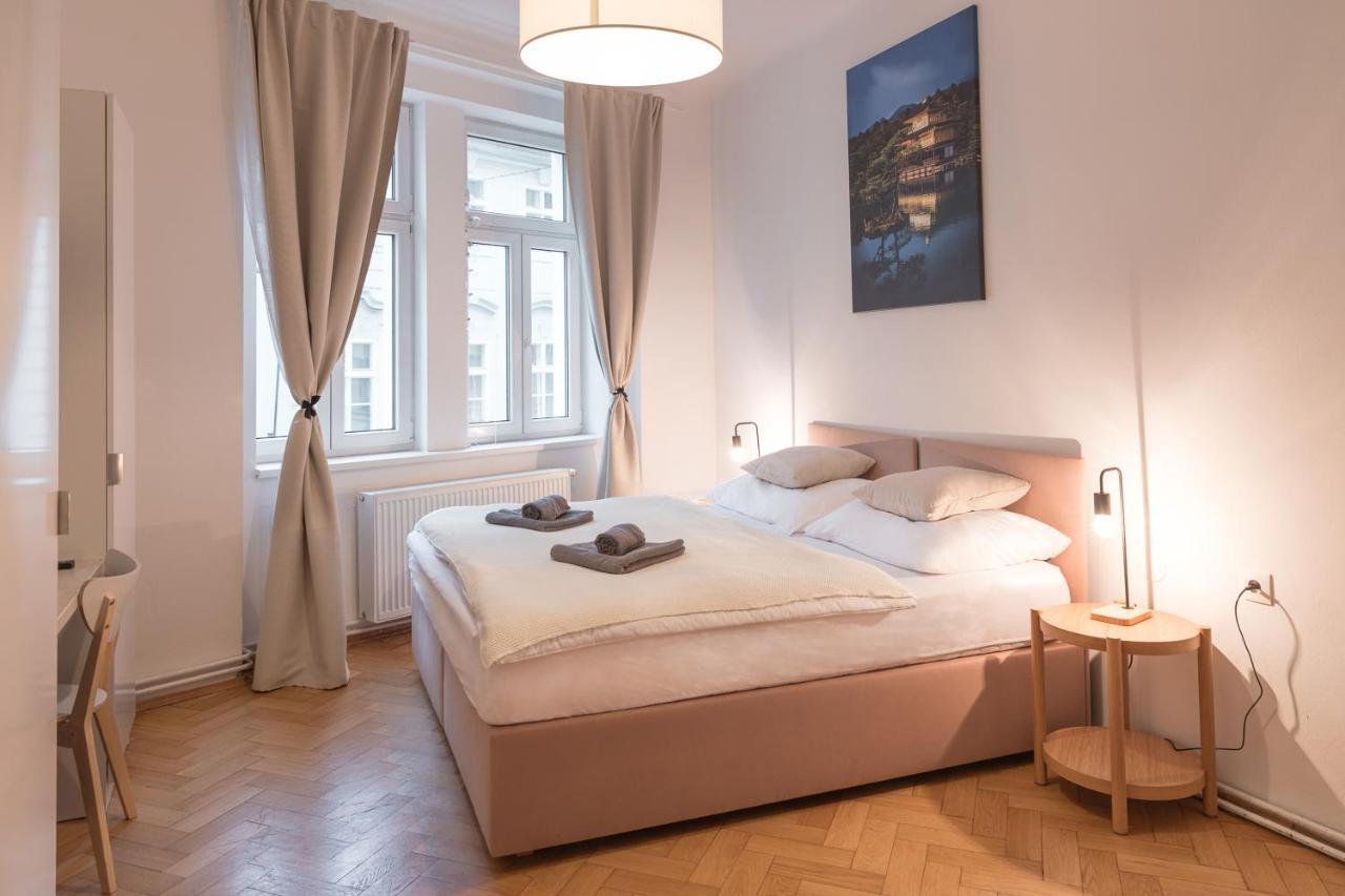 Skolska Junior Apartment Прага Екстериор снимка